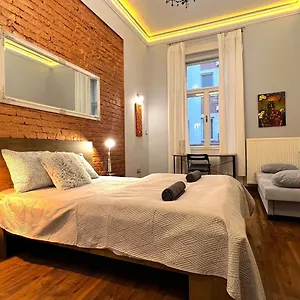  Apartament V6 By Small